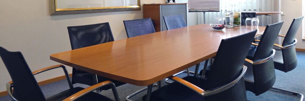 Unser Büro mit erfahrenen Anwälten für Unternehmer mit einem Konferenztisch und mehreren Stühlen