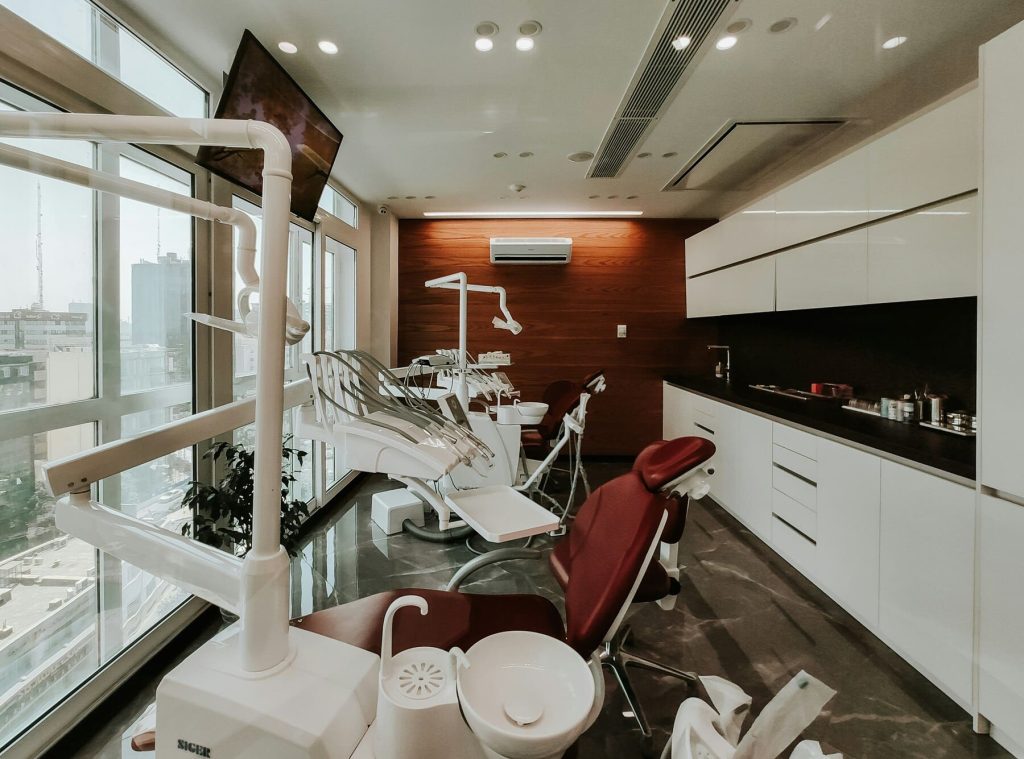 Behandlungsraum einer Zahnarztpraxis